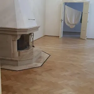 https://bed-in-shared-luxurious-palace-directly-in-city-centre.praguehotelsweb.com
